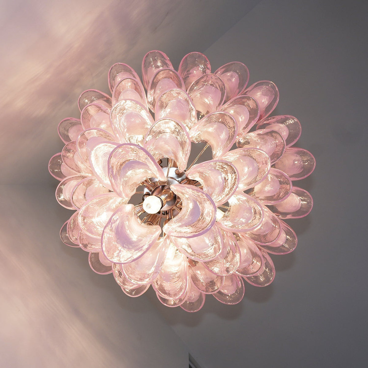 Velorira kroonluchter met roze Murano-glas bloemblaadjes cascade