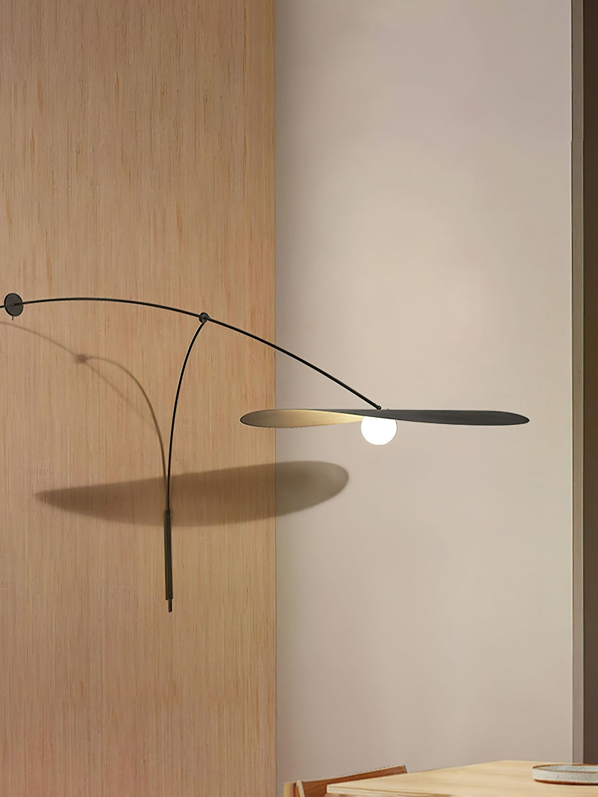 Tirove wandlamp van glas in minimalistisch ontwerp