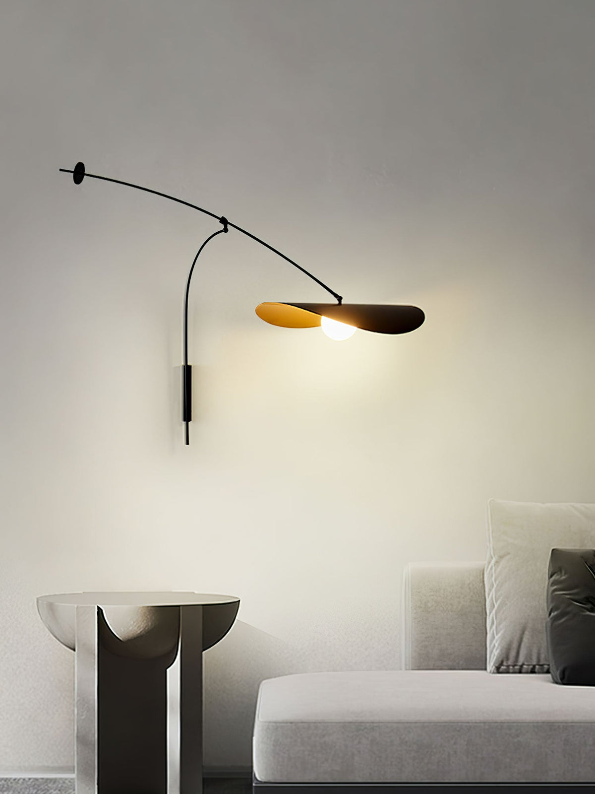 Tirove wandlamp van glas in minimalistisch ontwerp