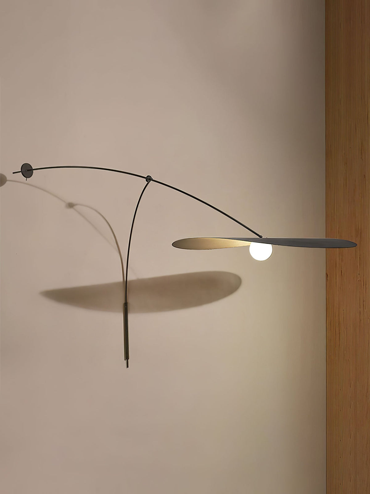 Tirove wandlamp van glas in minimalistisch ontwerp