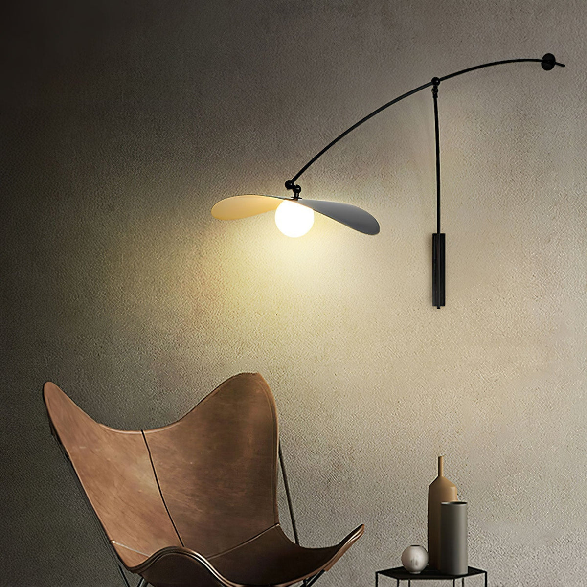 Tirove wandlamp van glas in minimalistisch ontwerp