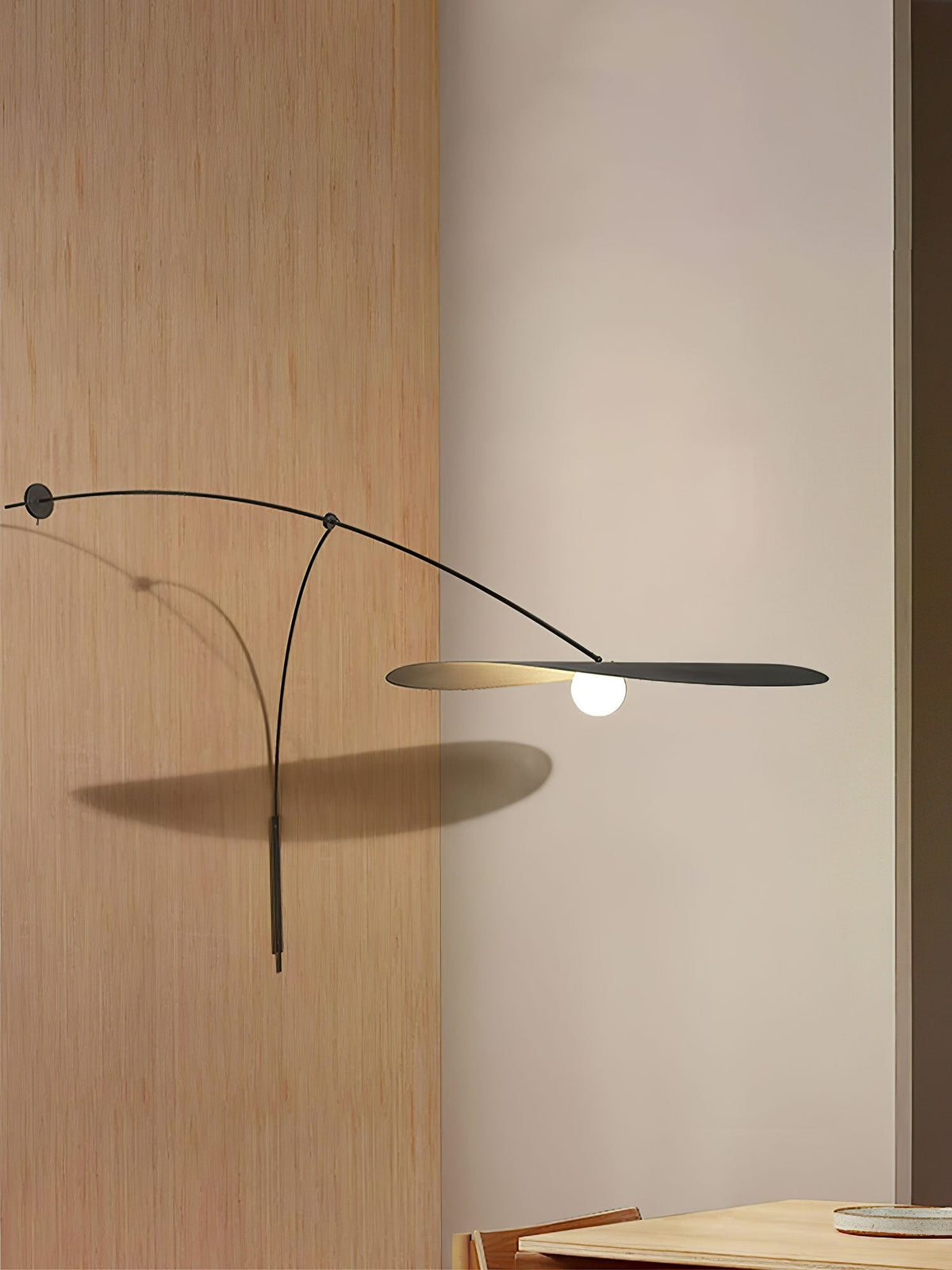Tirove wandlamp van glas in minimalistisch ontwerp