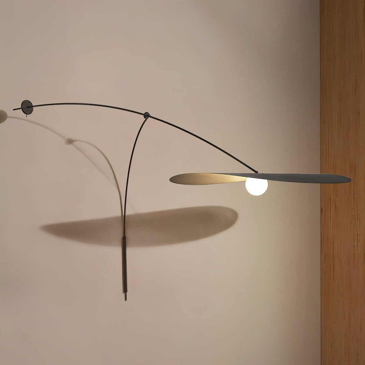 Tirove wandlamp van glas in minimalistisch ontwerp