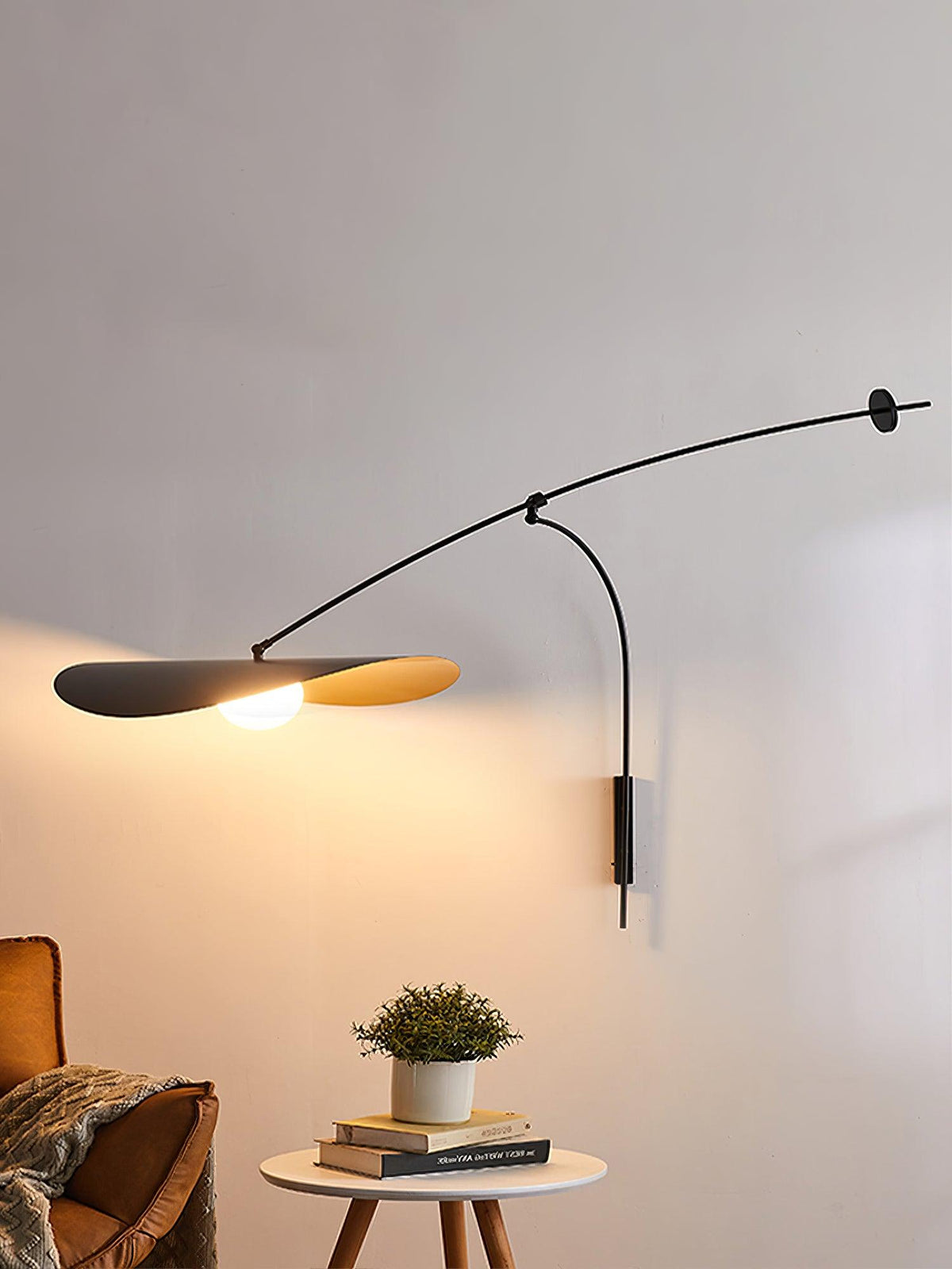 Tirove wandlamp van glas in minimalistisch ontwerp