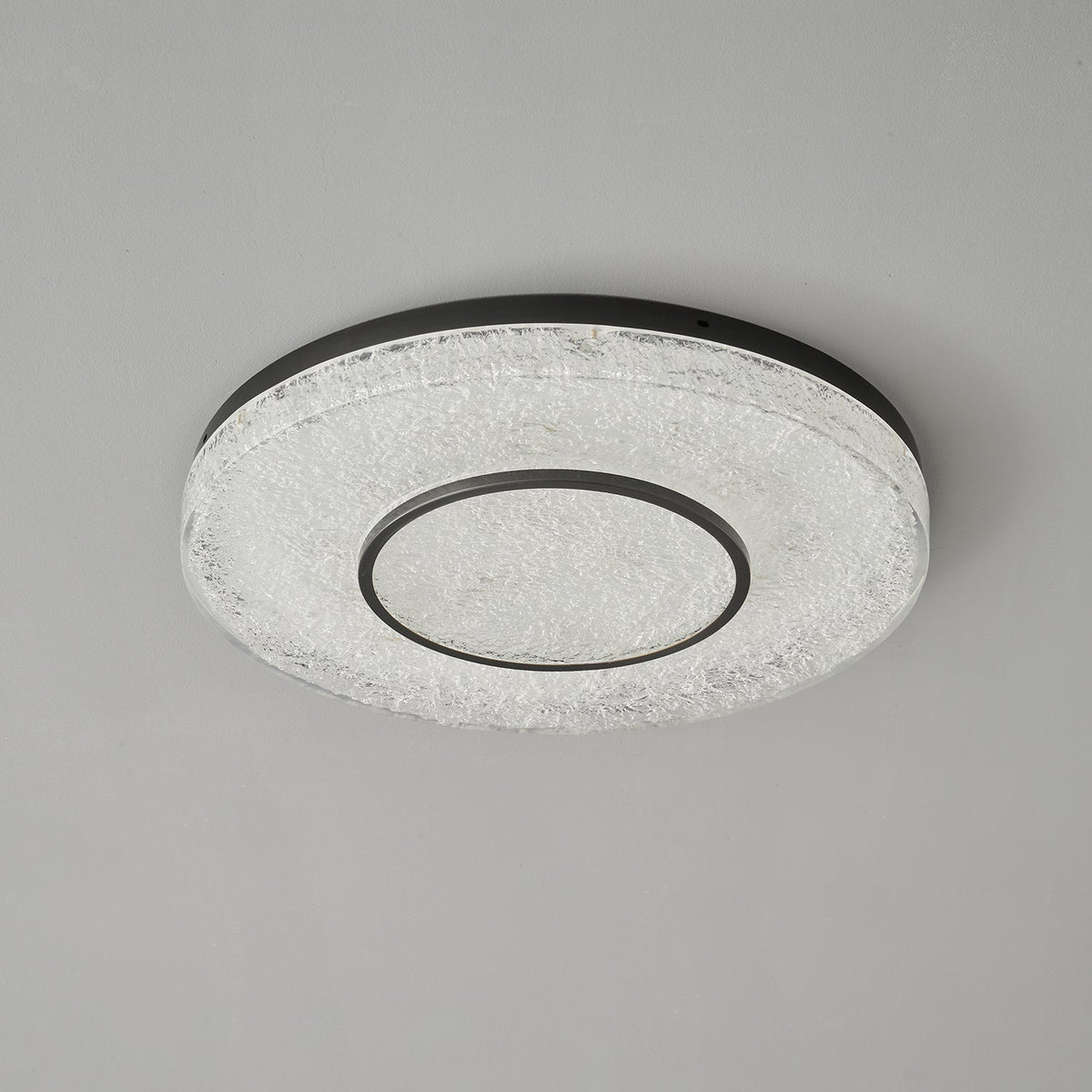 Auraora plafondlamp met mysterieuze cirkel van messing en hars