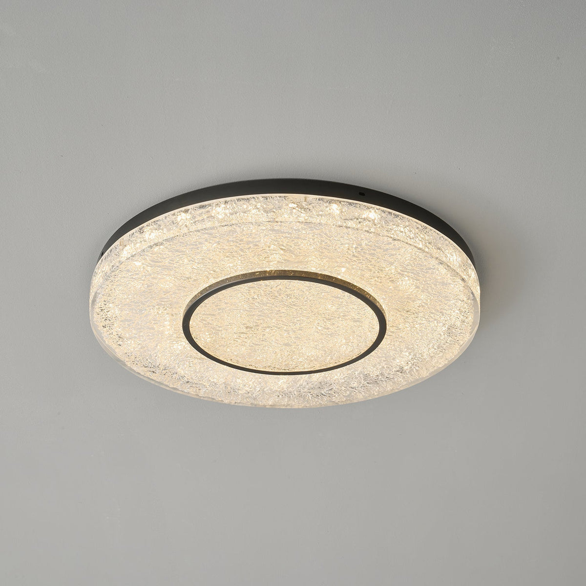 Auraora plafondlamp met mysterieuze cirkel van messing en hars