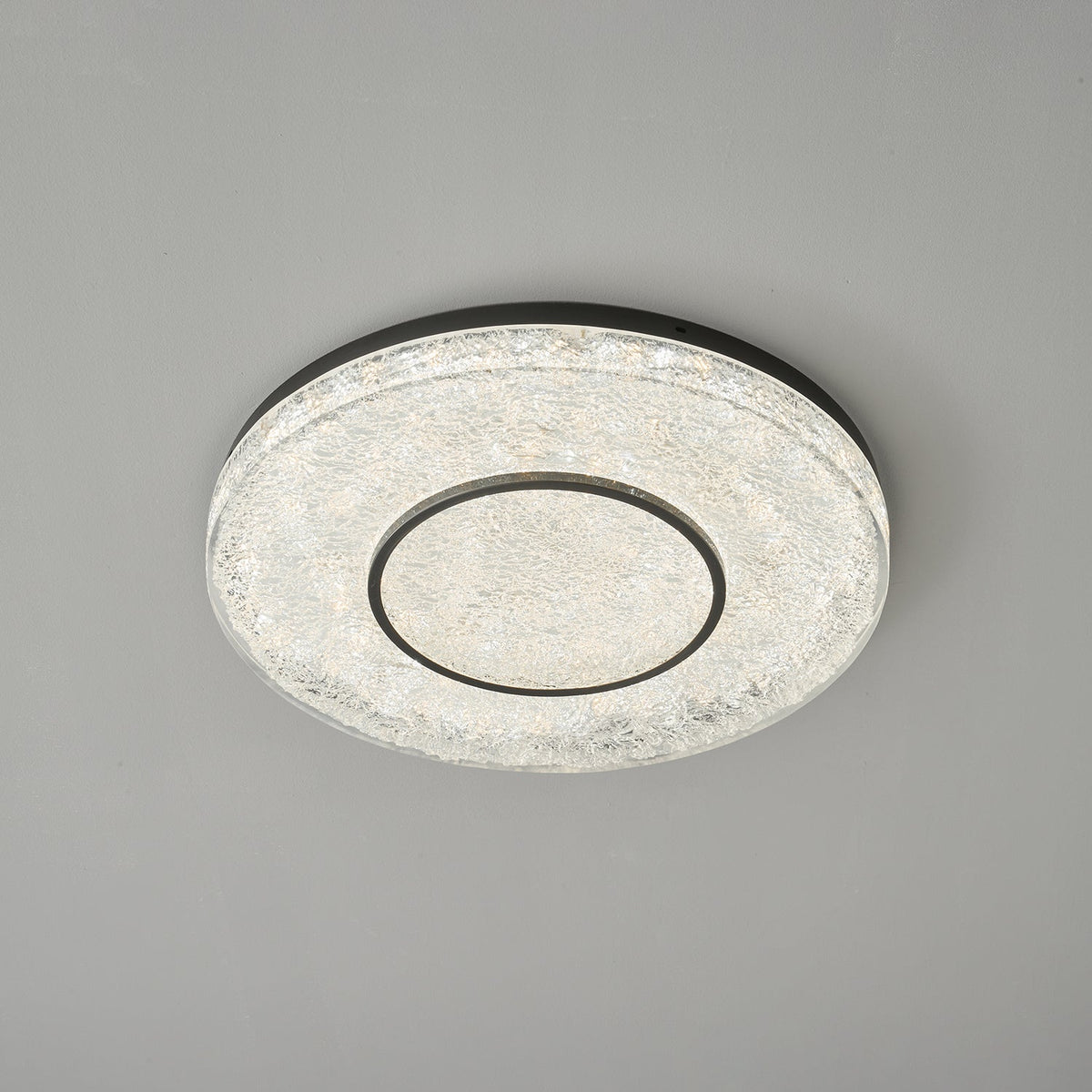 Auraora plafondlamp met mysterieuze cirkel van messing en hars