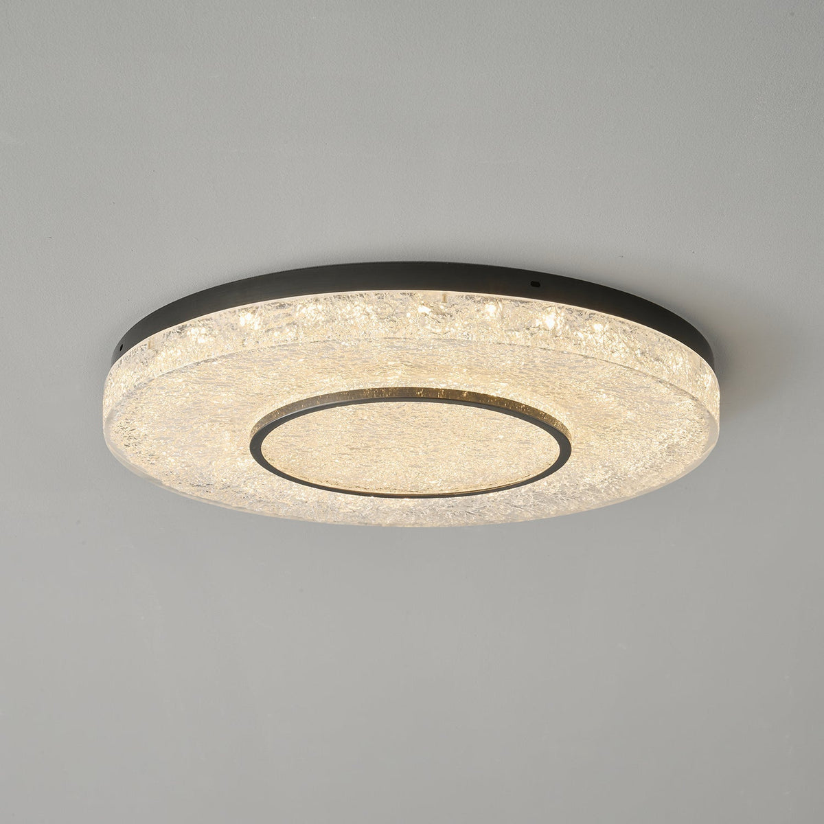 Auraora plafondlamp met mysterieuze cirkel van messing en hars
