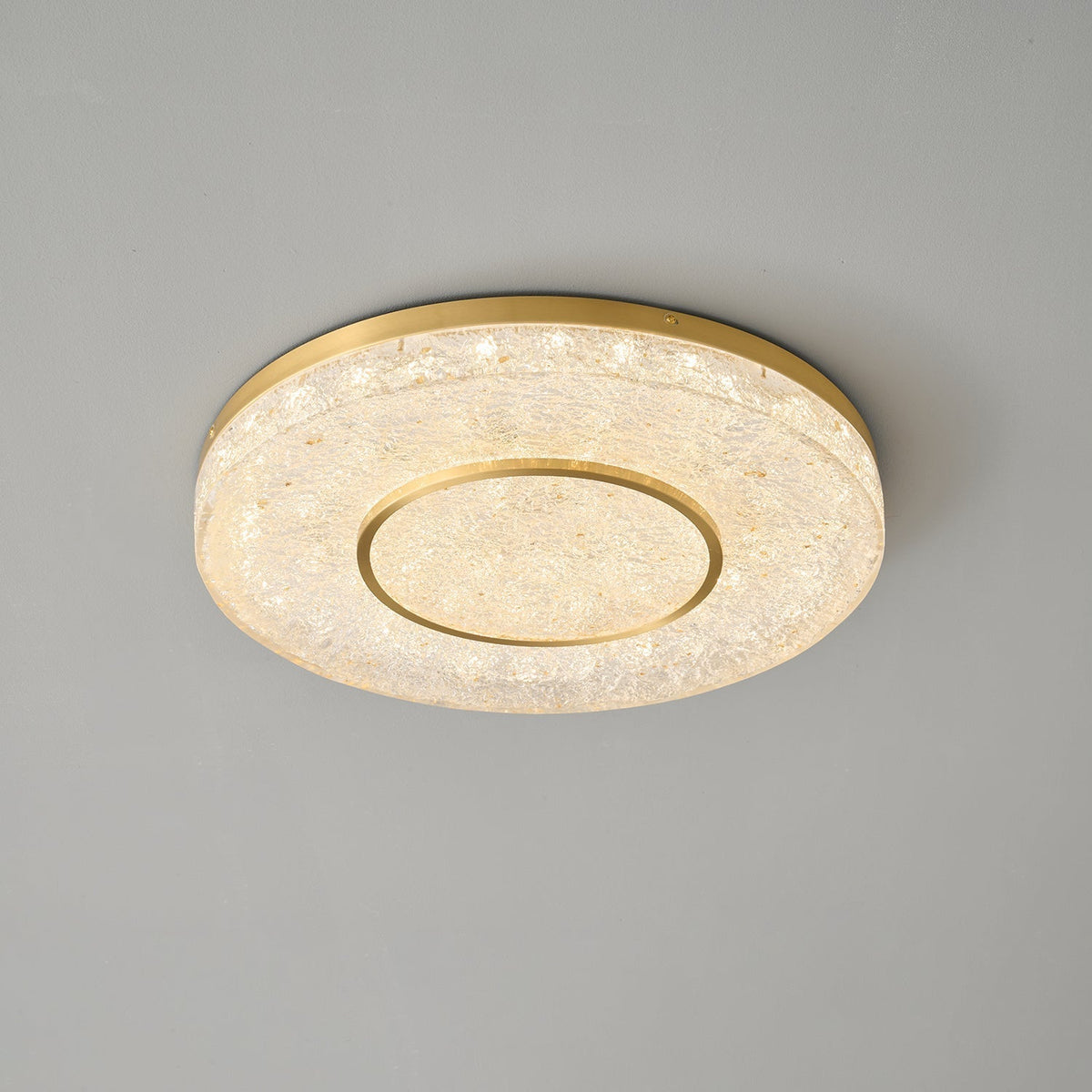 Auraora plafondlamp met mysterieuze cirkel van messing en hars
