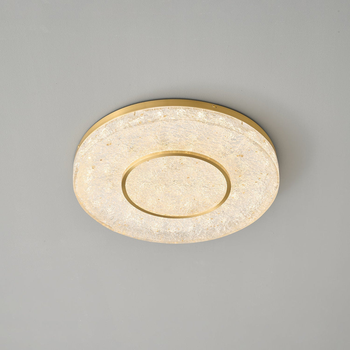 Auraora plafondlamp met mysterieuze cirkel van messing en hars