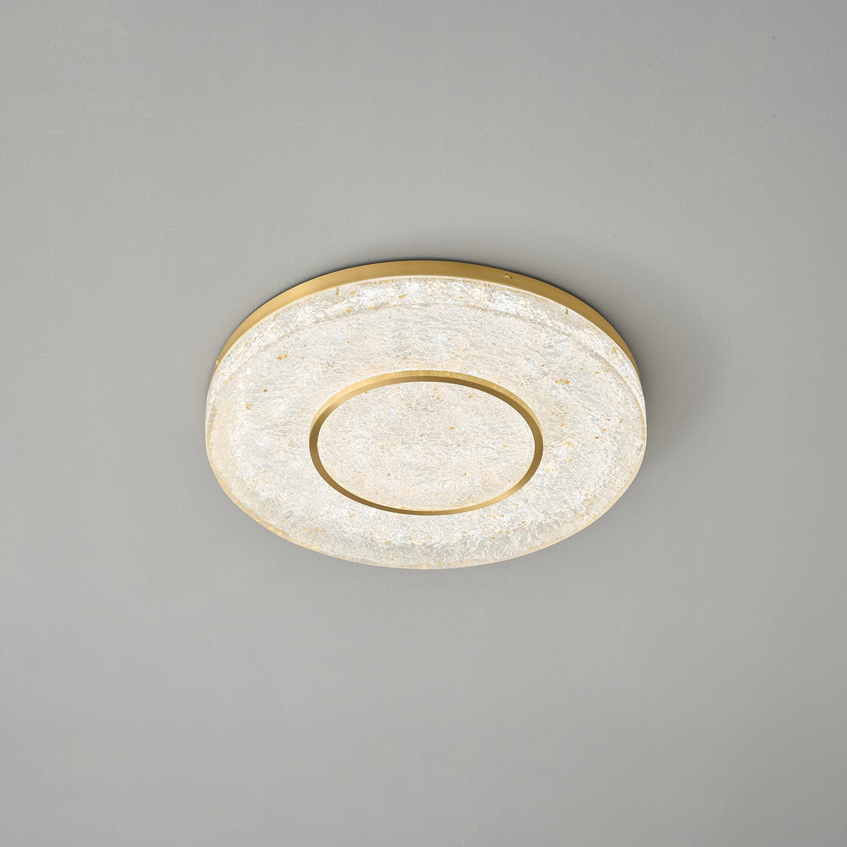 Auraora plafondlamp met mysterieuze cirkel van messing en hars