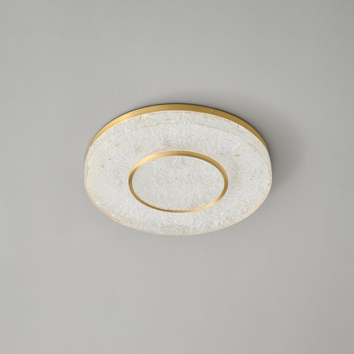 Auraora plafondlamp met mysterieuze cirkel van messing en hars