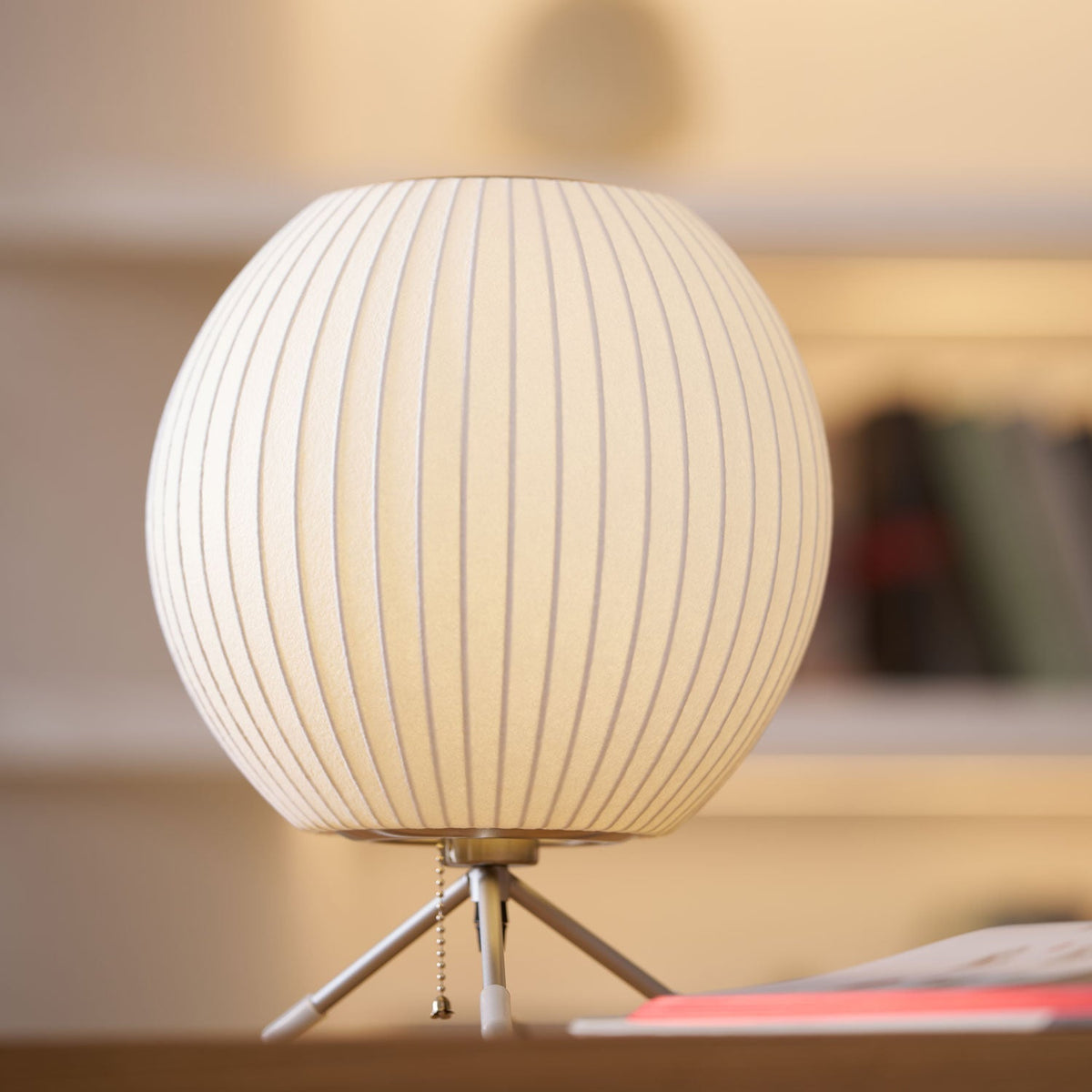Rostix tafellamp van staal in minimalistisch industrieel ontwerp