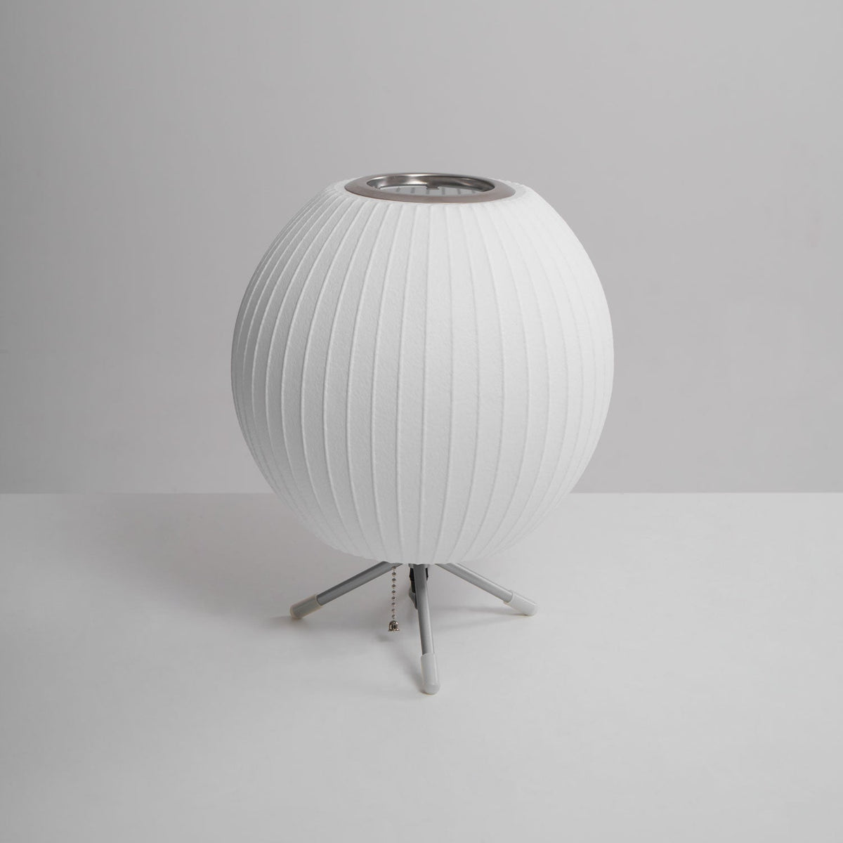 Rostix tafellamp van staal in minimalistisch industrieel ontwerp
