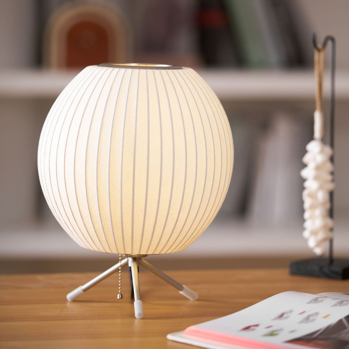 Rostix tafellamp van staal in minimalistisch industrieel ontwerp