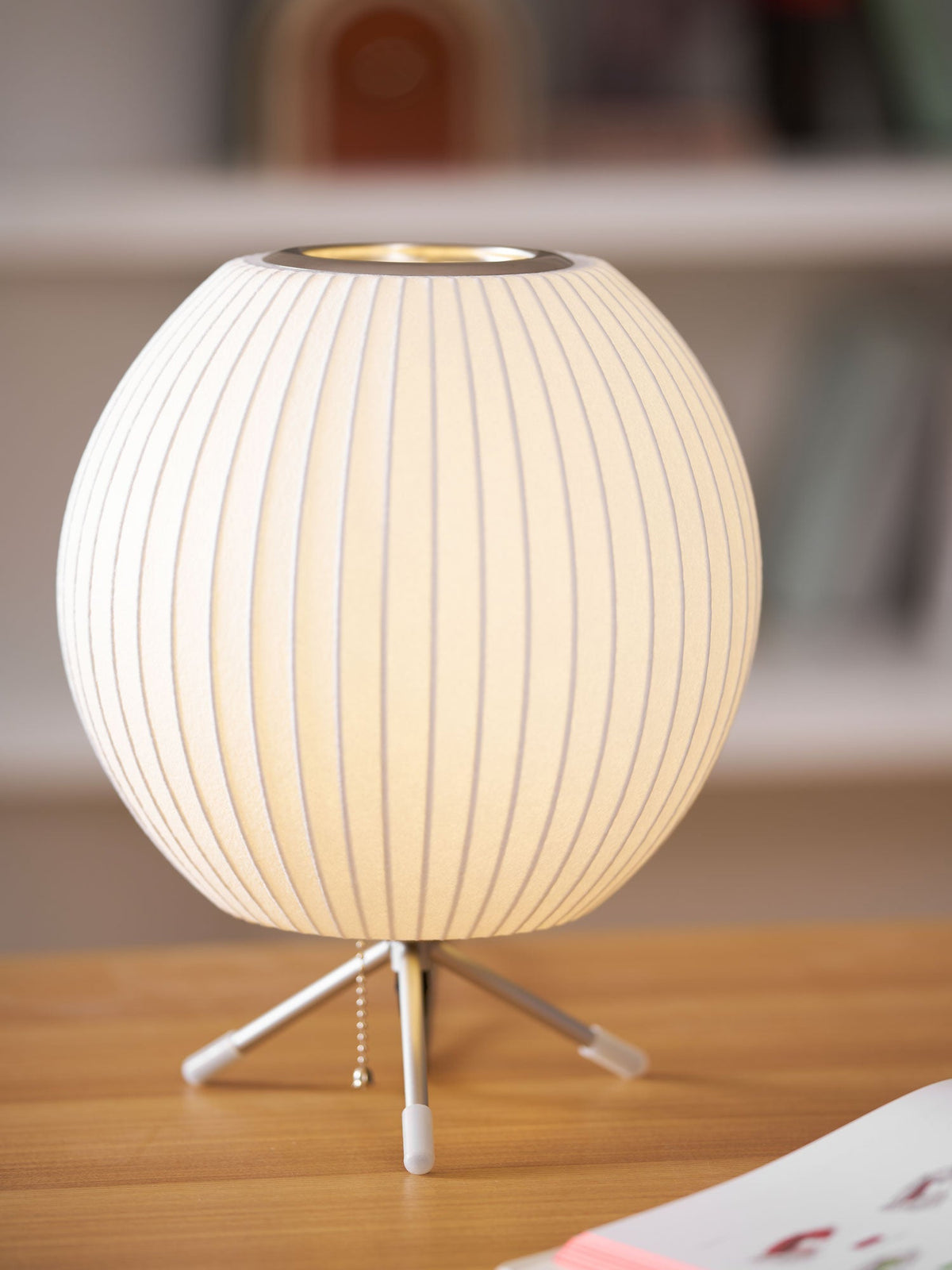 Rostix tafellamp van staal in minimalistisch industrieel ontwerp