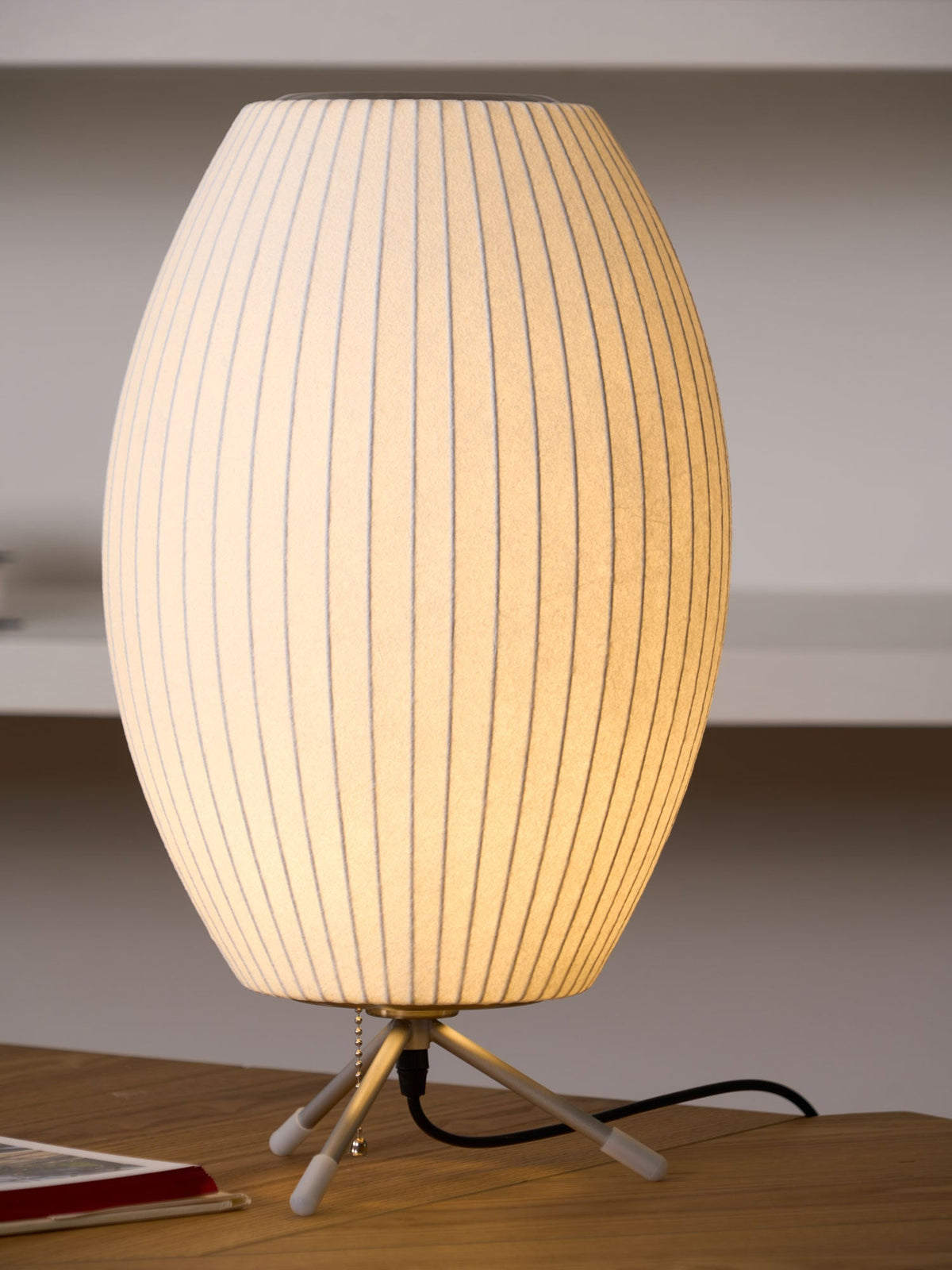 Rostix tafellamp van staal in minimalistisch industrieel ontwerp