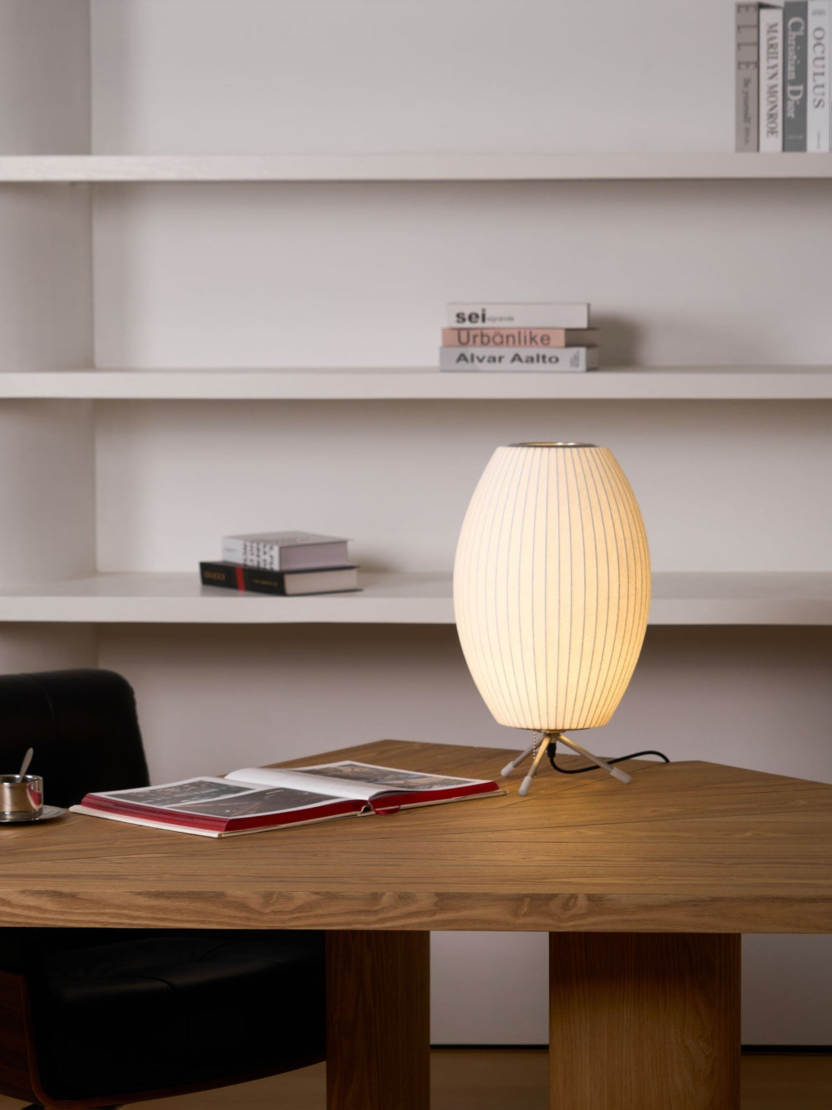Rostix tafellamp van staal in minimalistisch industrieel ontwerp