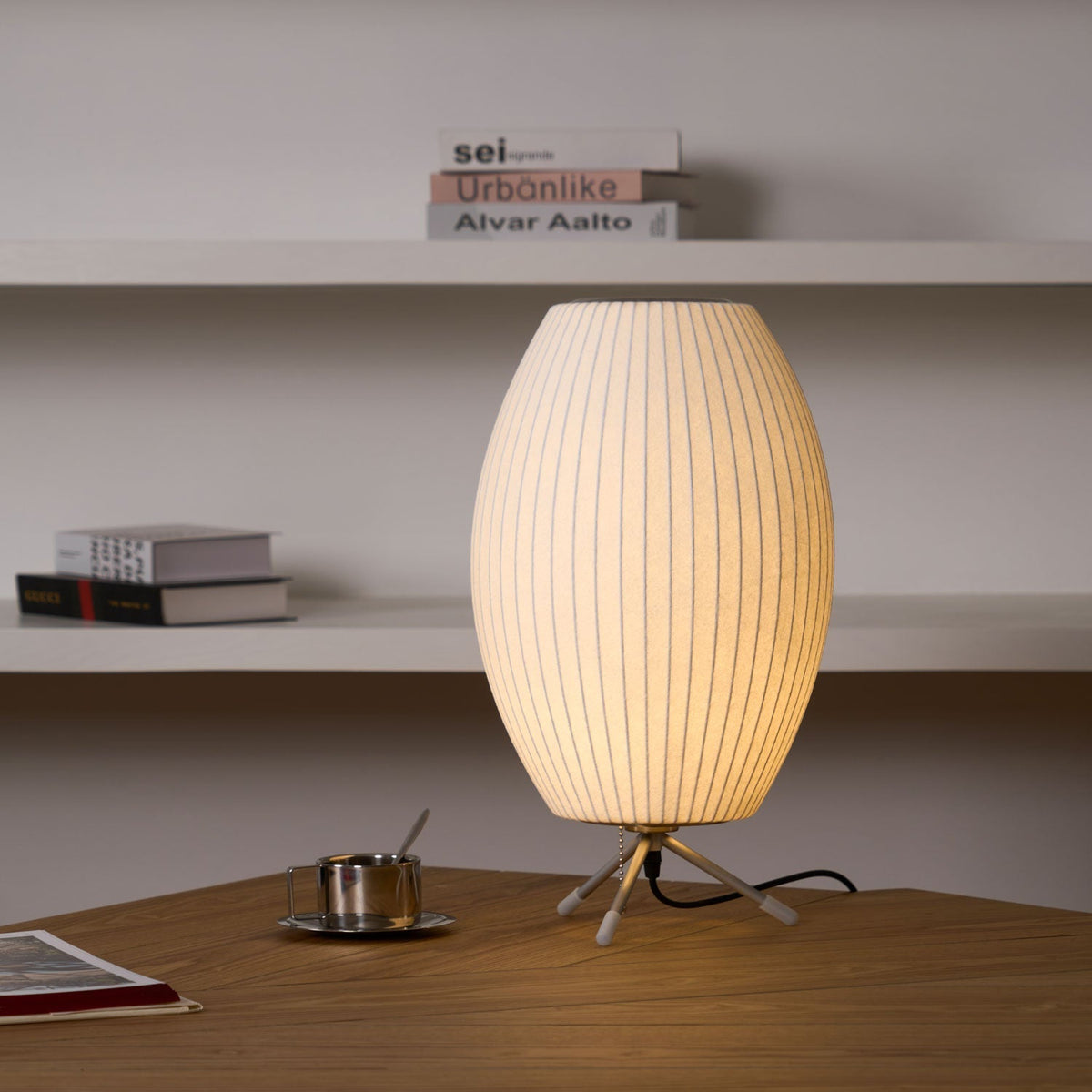 Rostix tafellamp van staal in minimalistisch industrieel ontwerp