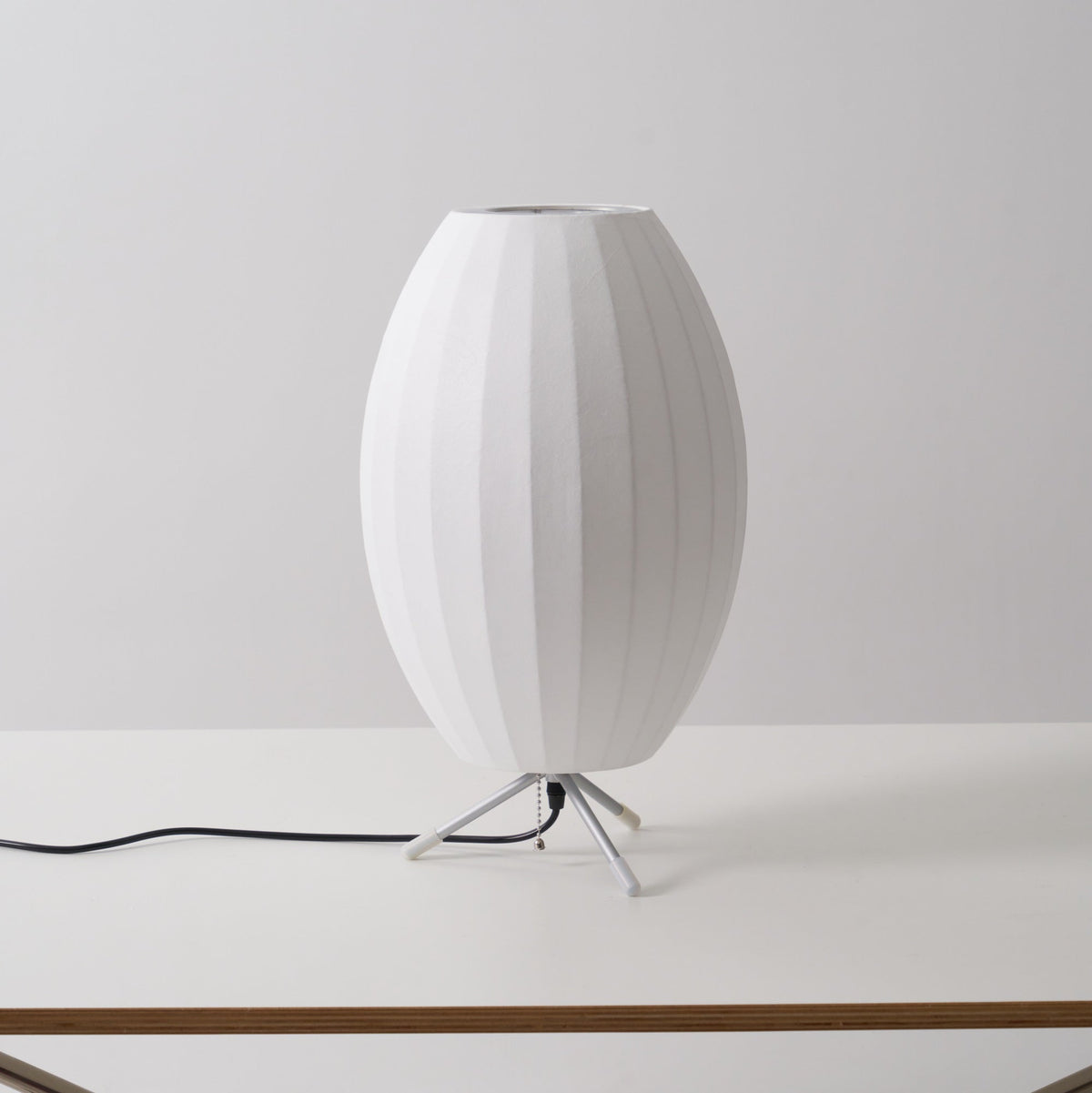 Rostix tafellamp van staal in minimalistisch industrieel ontwerp
