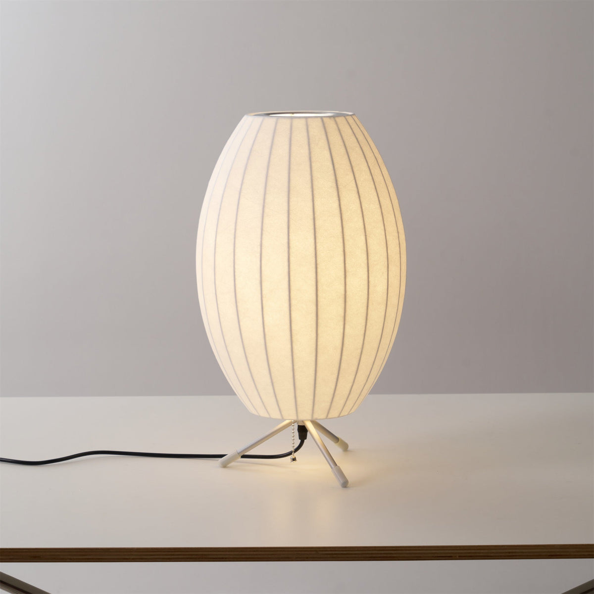 Rostix tafellamp van staal in minimalistisch industrieel ontwerp