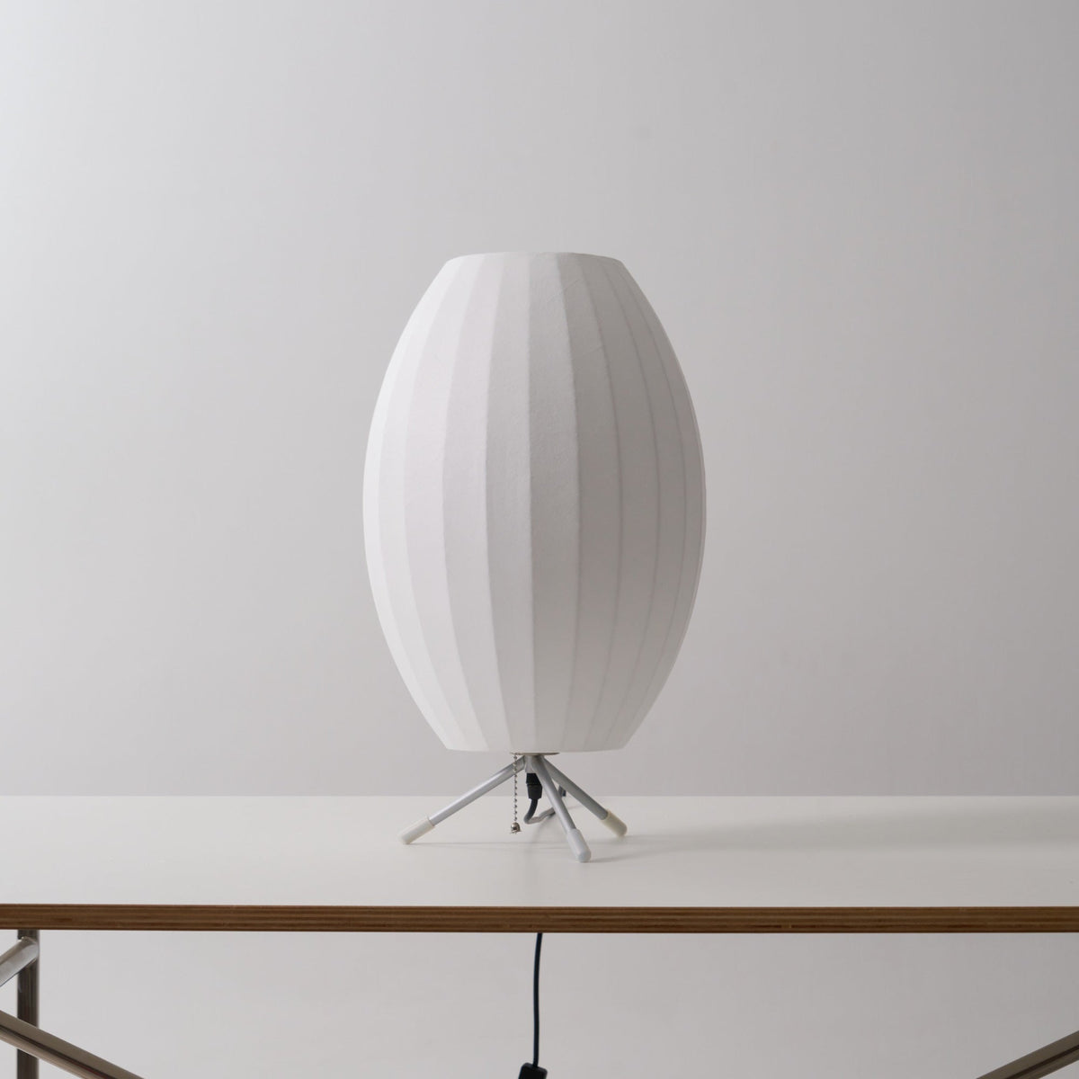 Rostix tafellamp van staal in minimalistisch industrieel ontwerp