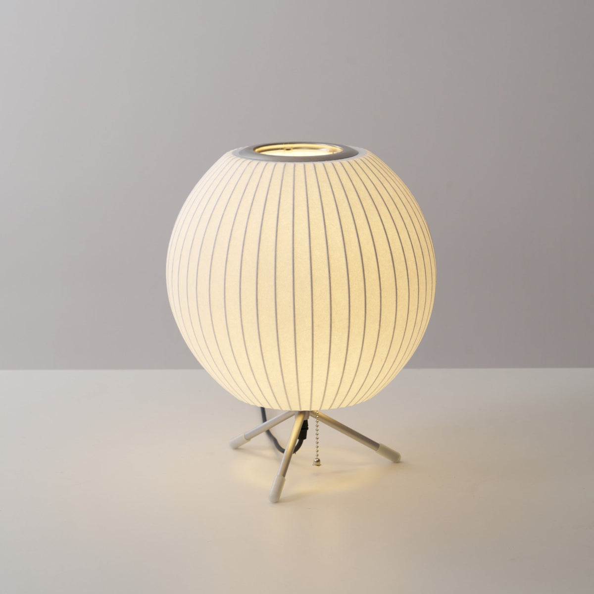 Rostix tafellamp van staal in minimalistisch industrieel ontwerp