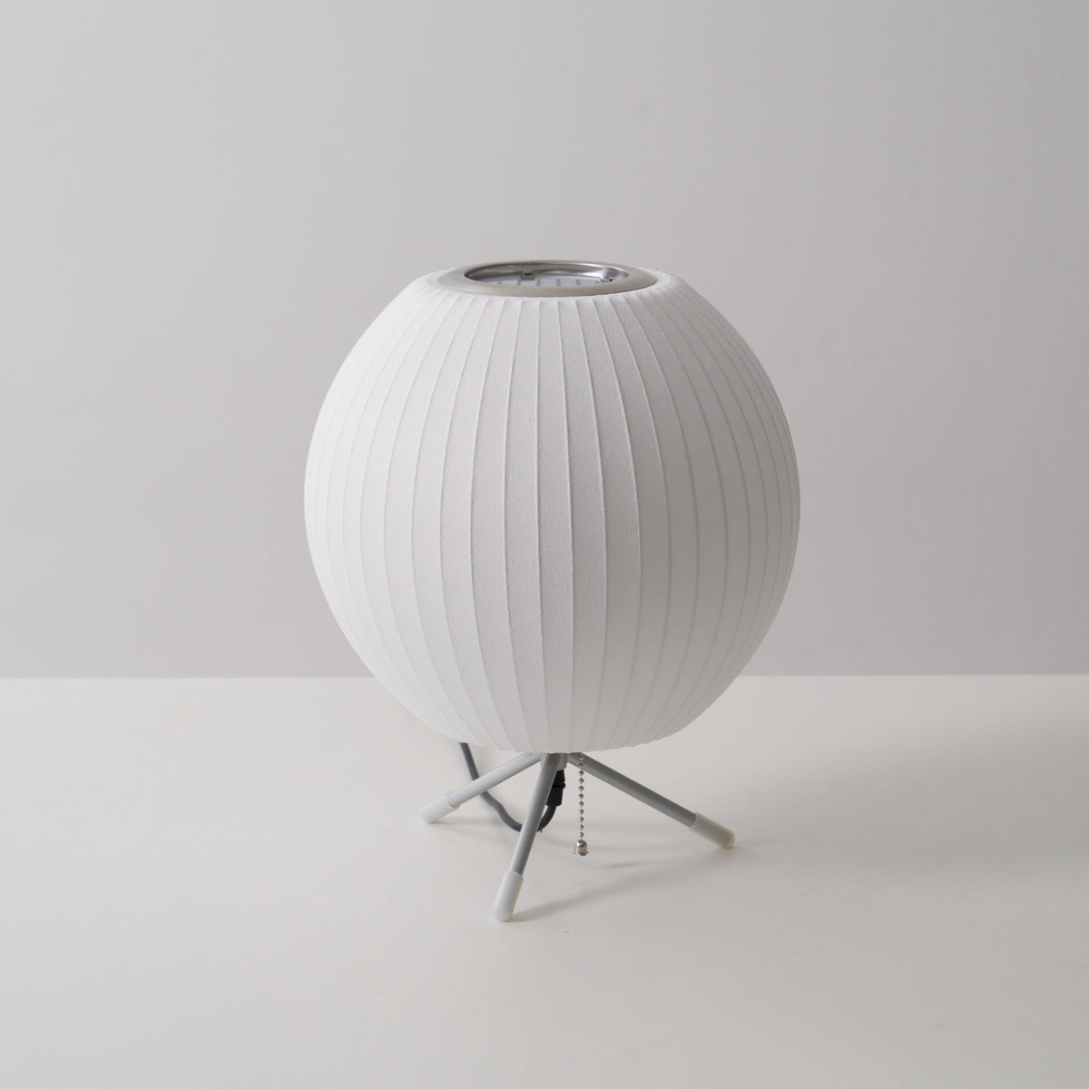 Rostix tafellamp van staal in minimalistisch industrieel ontwerp