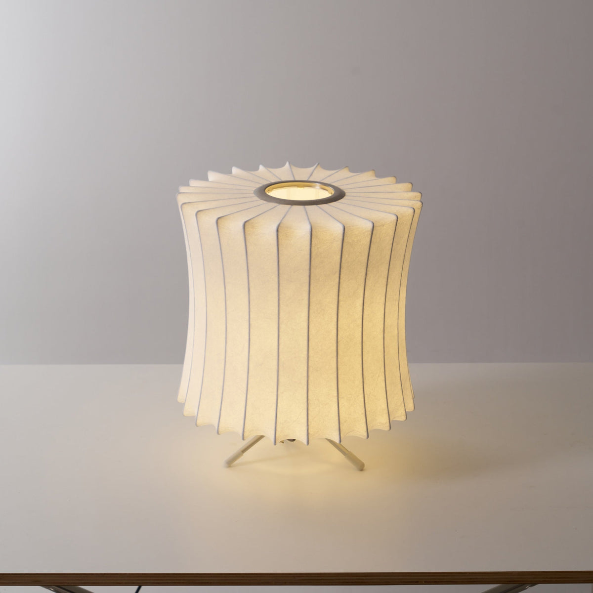 Rostix tafellamp van staal in minimalistisch industrieel ontwerp