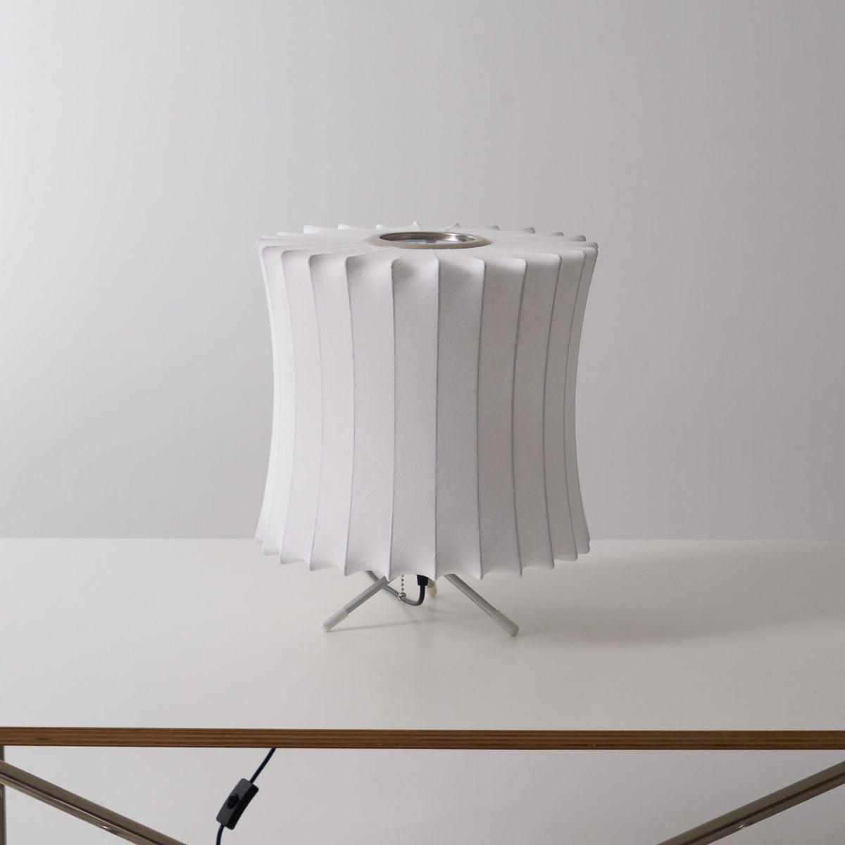 Rostix tafellamp van staal in minimalistisch industrieel ontwerp