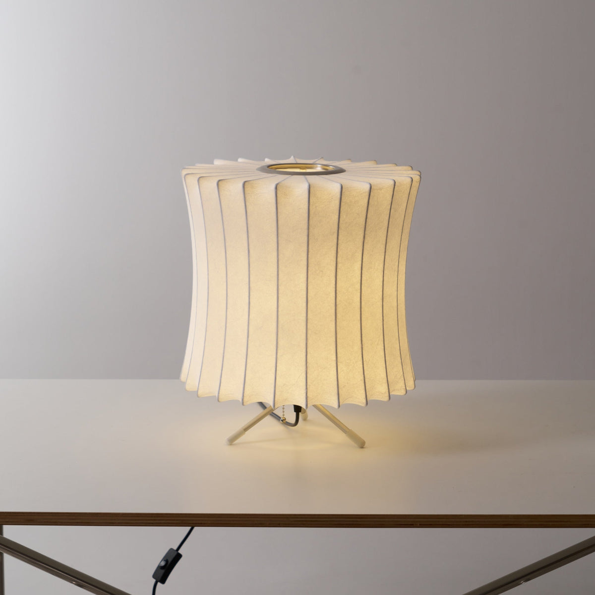 Rostix tafellamp van staal in minimalistisch industrieel ontwerp