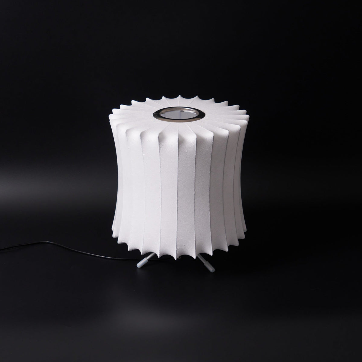 Rostix tafellamp van staal in minimalistisch industrieel ontwerp