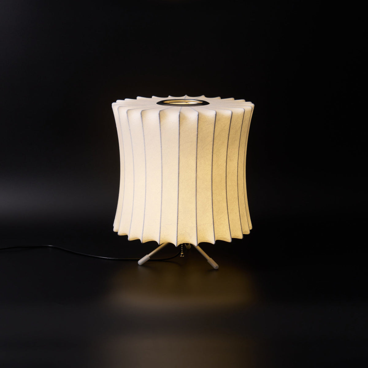 Rostix tafellamp van staal in minimalistisch industrieel ontwerp