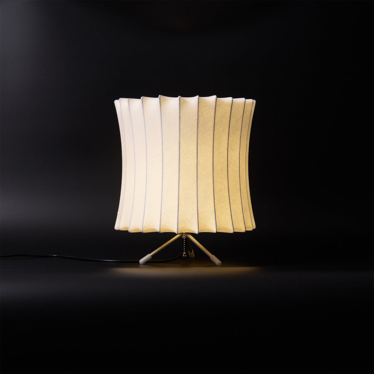 Rostix tafellamp van staal in minimalistisch industrieel ontwerp
