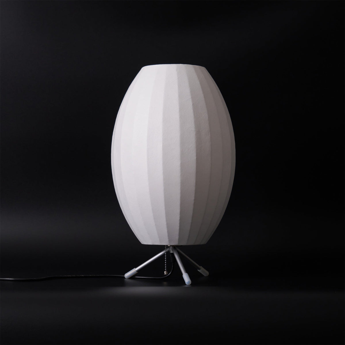 Rostix tafellamp van staal in minimalistisch industrieel ontwerp