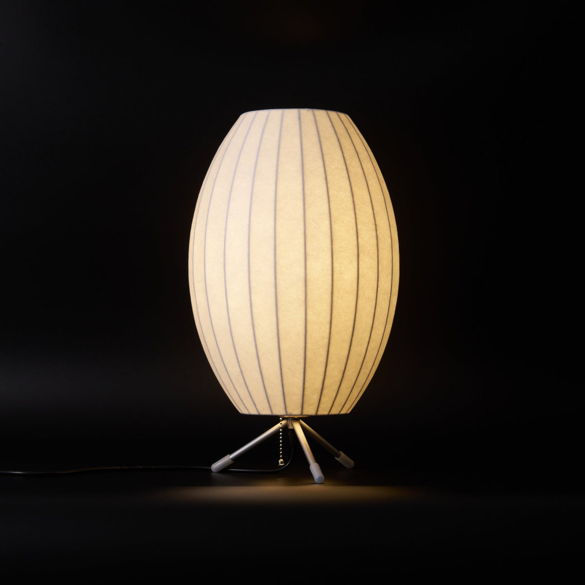 Rostix tafellamp van staal in minimalistisch industrieel ontwerp