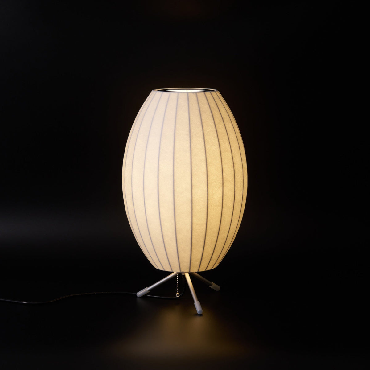Rostix tafellamp van staal in minimalistisch industrieel ontwerp