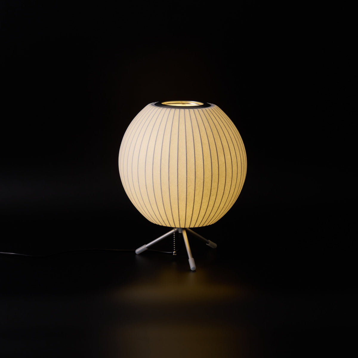 Rostix tafellamp van staal in minimalistisch industrieel ontwerp
