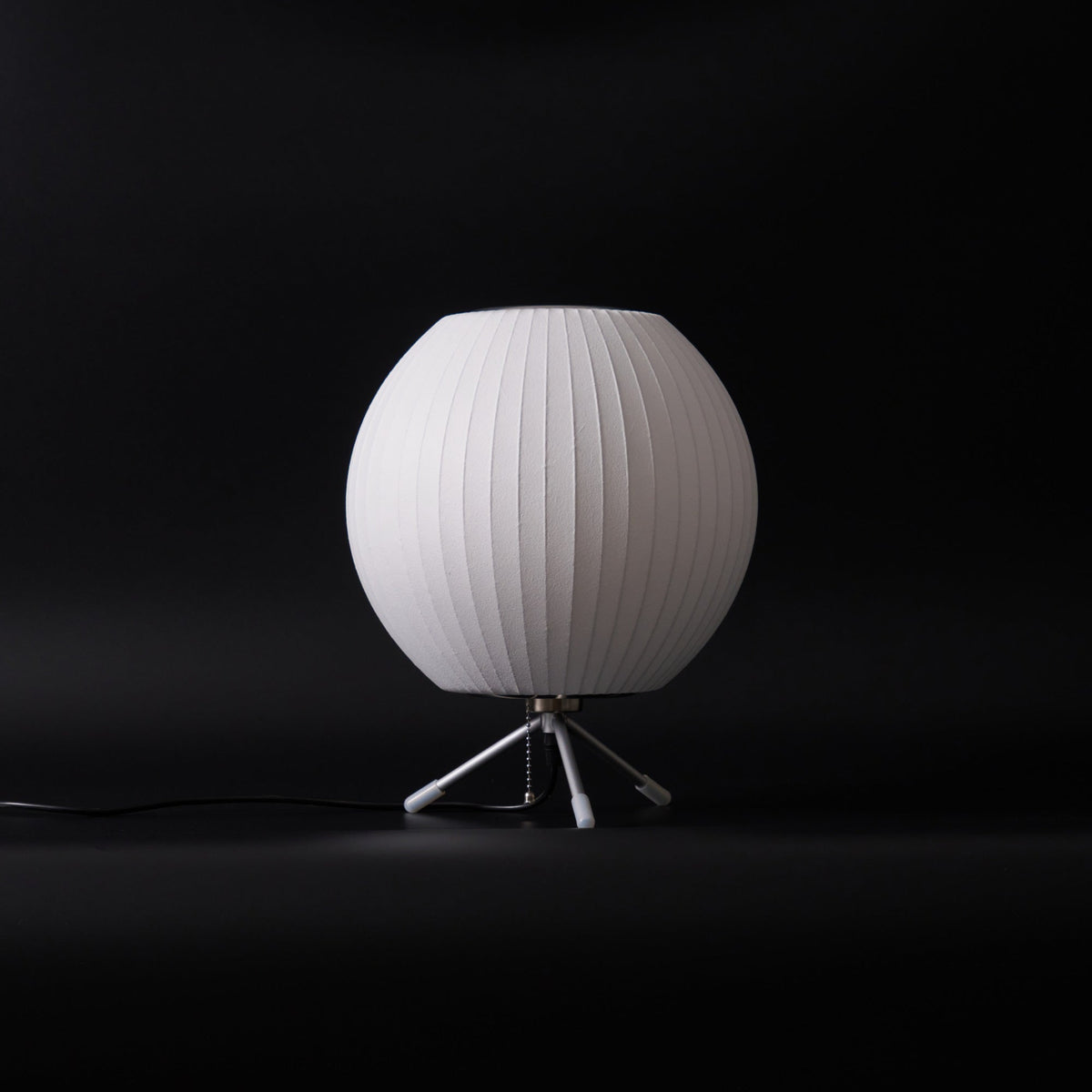 Rostix tafellamp van staal in minimalistisch industrieel ontwerp