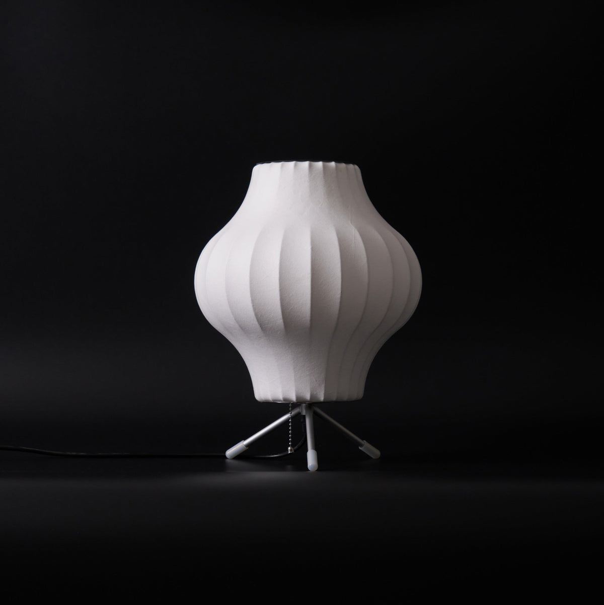 Rostix tafellamp van staal in minimalistisch industrieel ontwerp