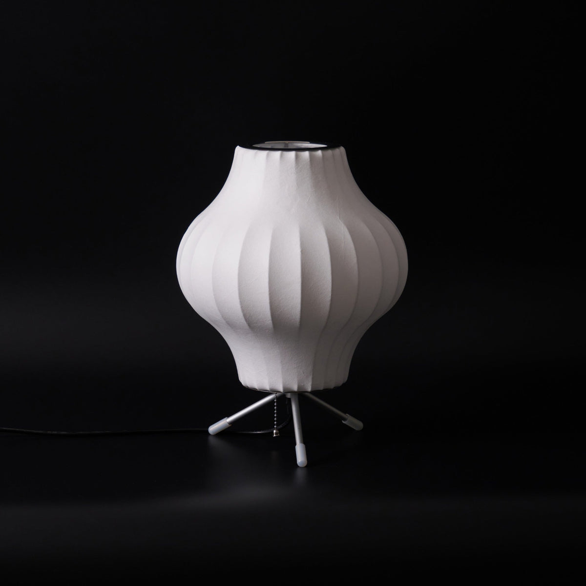 Rostix tafellamp van staal in minimalistisch industrieel ontwerp
