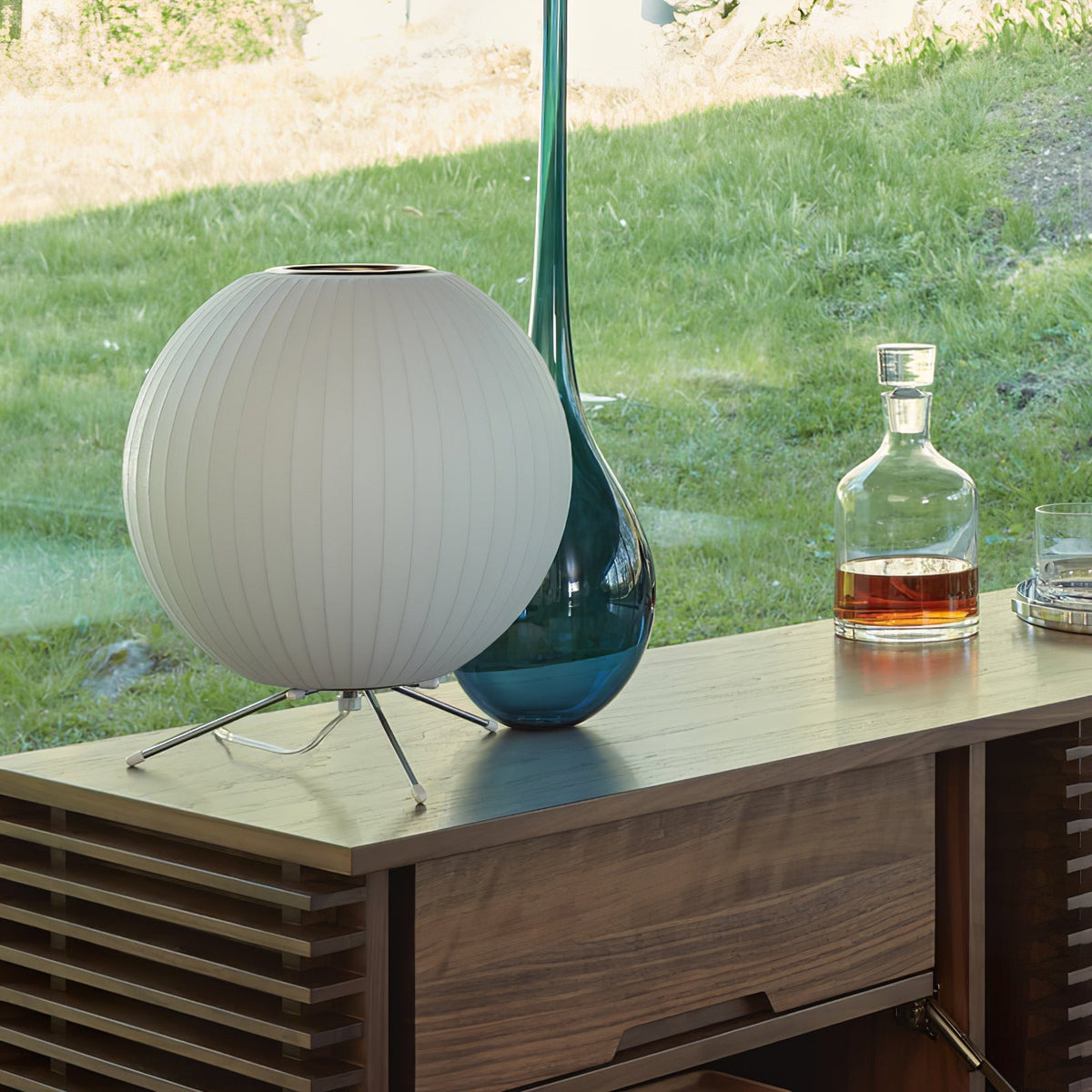 Rostix tafellamp van staal in minimalistisch industrieel ontwerp