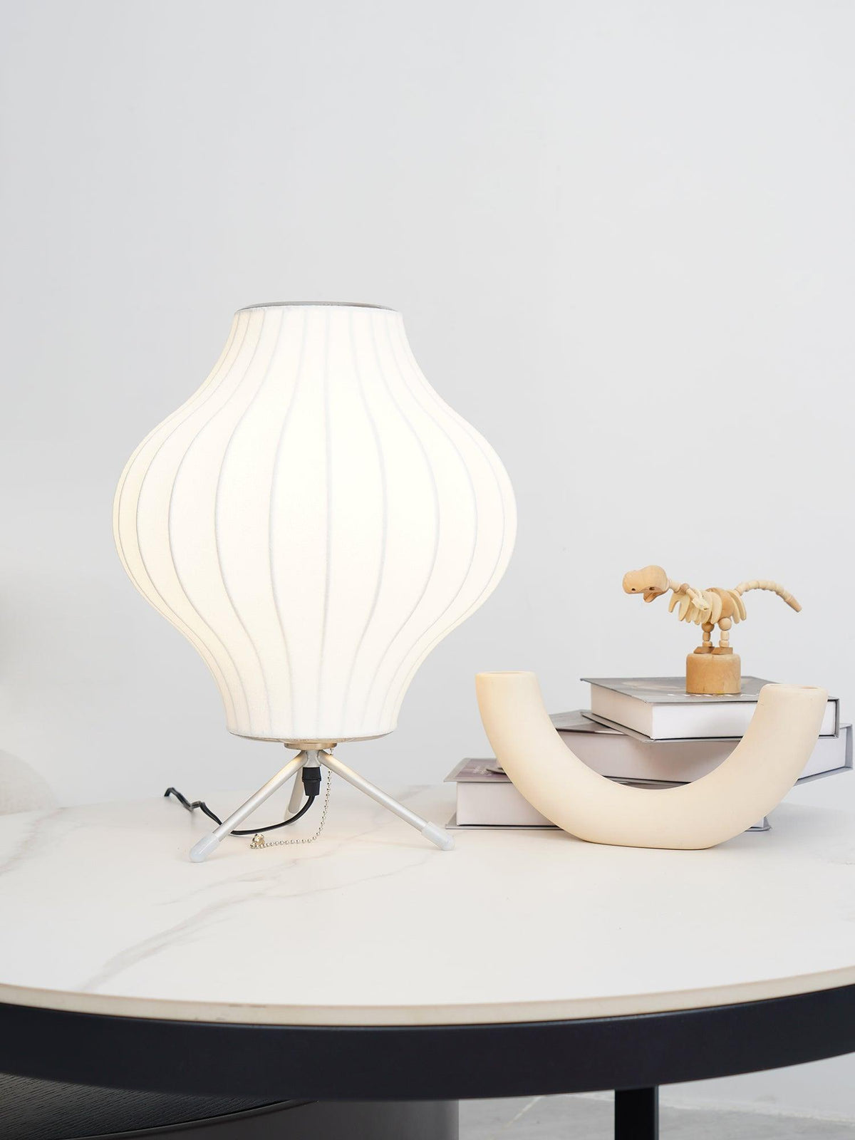 Rostix tafellamp van staal in minimalistisch industrieel ontwerp
