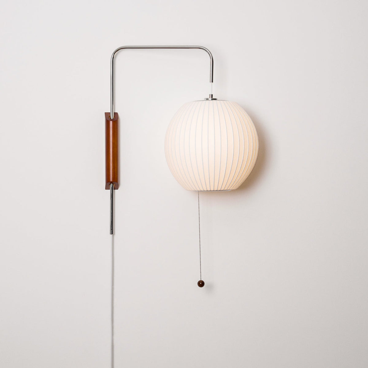 Aldinira wandlamp walnoot bal