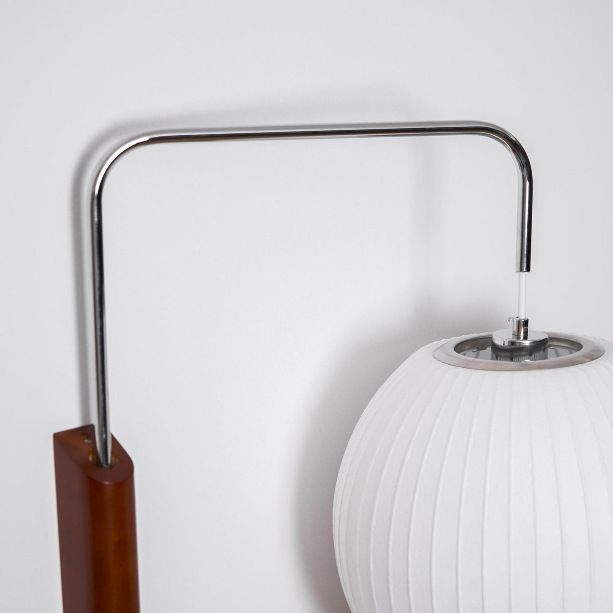 Aldinira wandlamp walnoot bal