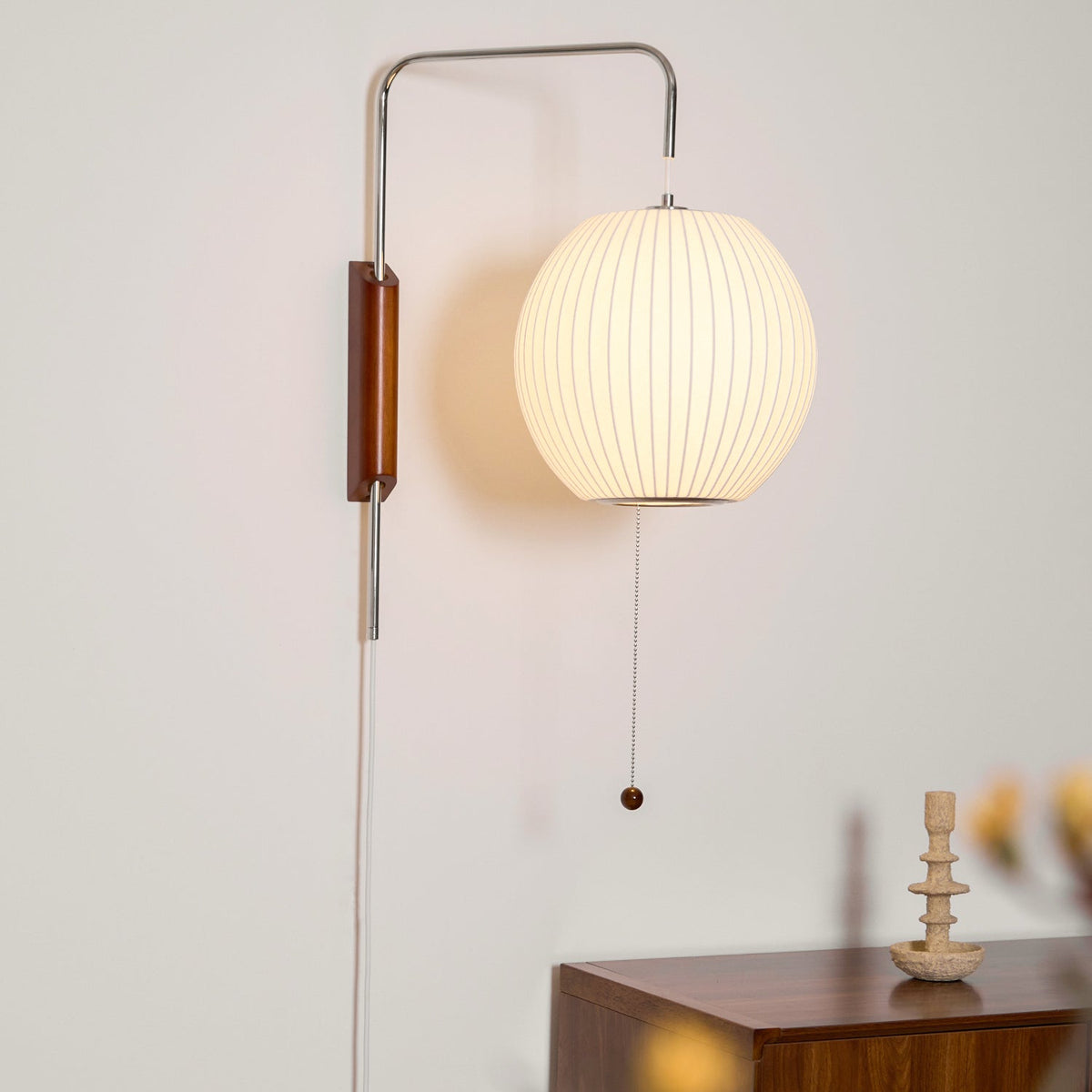 Aldinira wandlamp walnoot bal