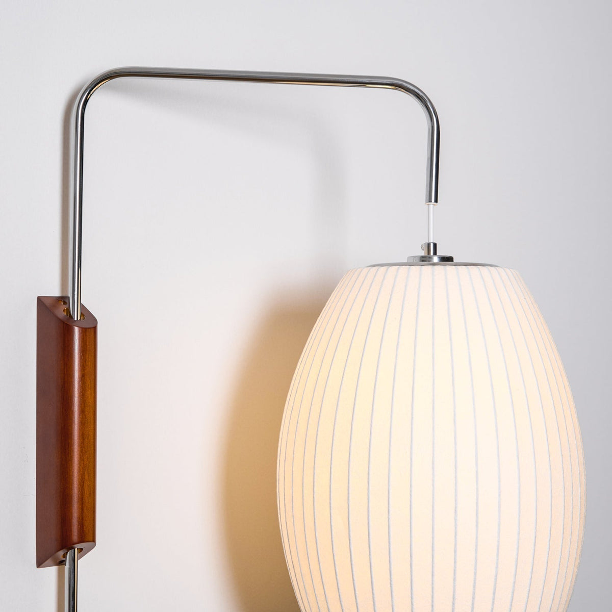 Aldinira wandlamp walnoot bal
