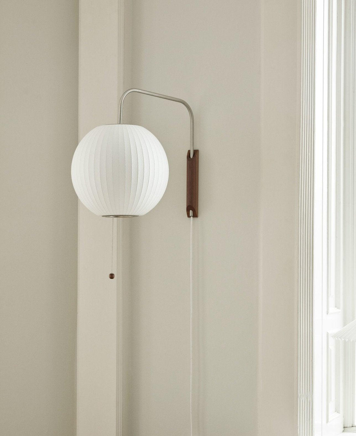 Aldinira wandlamp walnoot bal