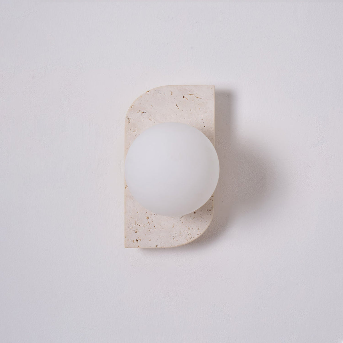 Serearia Minimalistische wandlamp van geel travertin met stekker