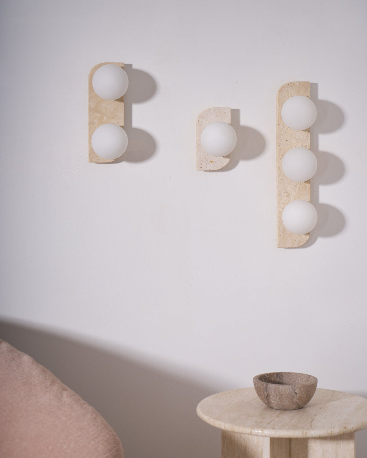 Serearia Minimalistische wandlamp van geel travertin met stekker